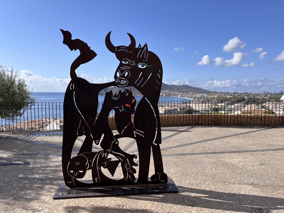 Altea. Casco Antiguo. Escultura Toro.